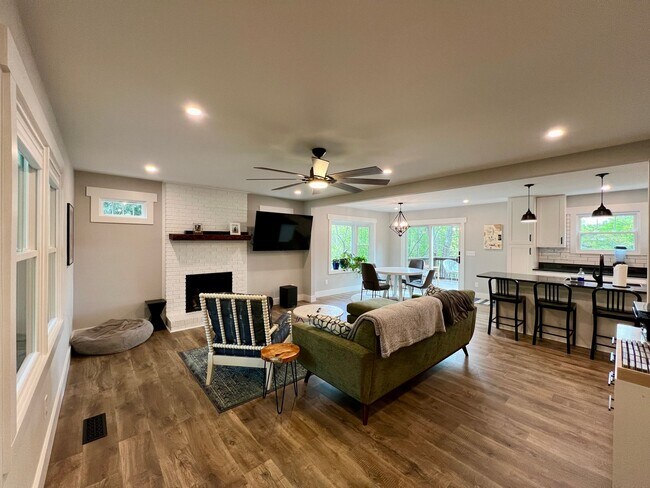 Building Photo - Beautifully Updated Home!  Fenced Yard!