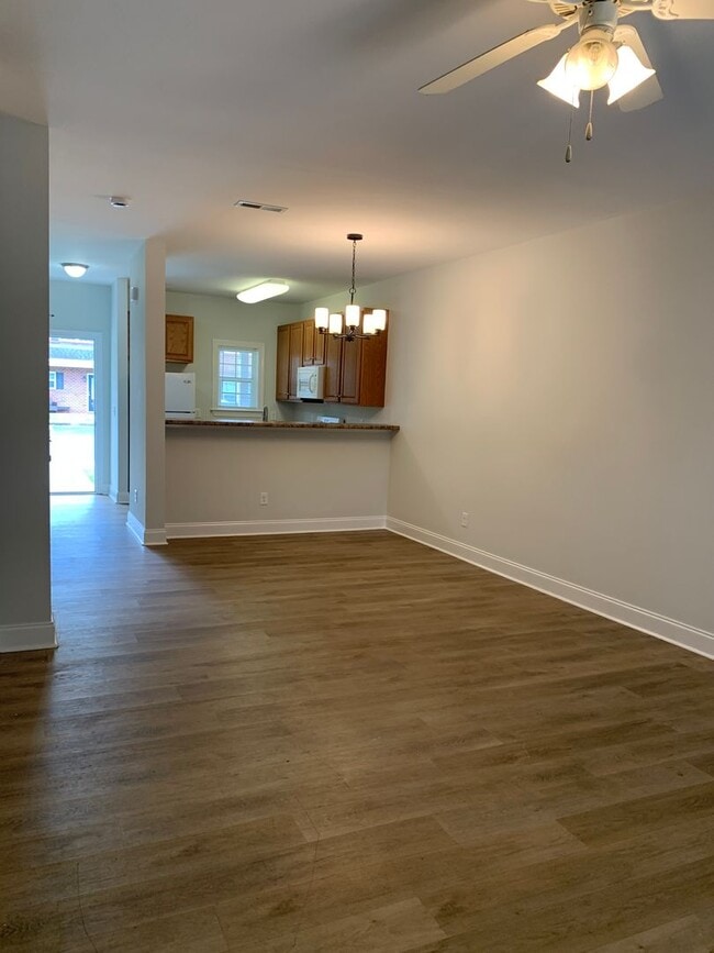 Building Photo - 2 Bedroom 1.5 Bath Townhome in Pleasant Gr...