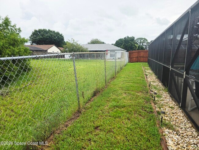 Building Photo - 870 Spirea Dr