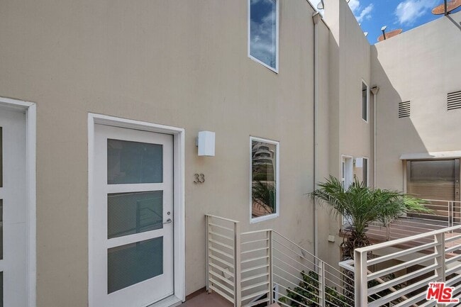 Building Photo - 7301 Vista Del Mar