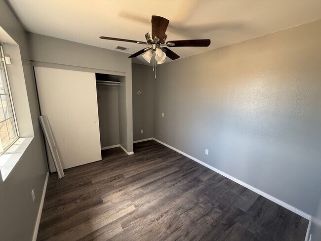 Building Photo - 4 bedroom 2 bath!