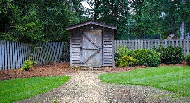 Building Photo - 3-Bedroom 3-Bath Executive Home in Mountain Brook
