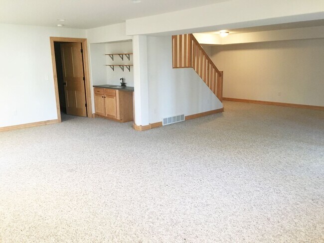 Building Photo - Executive 3-Bedroom (plus bonus room) 3 1/...