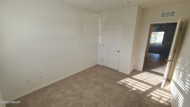 Building Photo - 550 Armoyan Wy