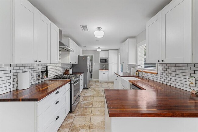 Building Photo - 9622 Fairdale Ln