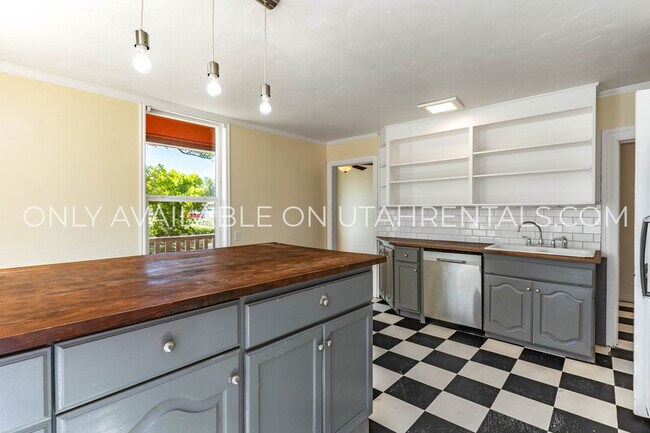 Building Photo - 10470 S Columbine Cir