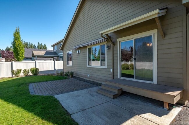 Building Photo - 6683 N Madellaine Dr