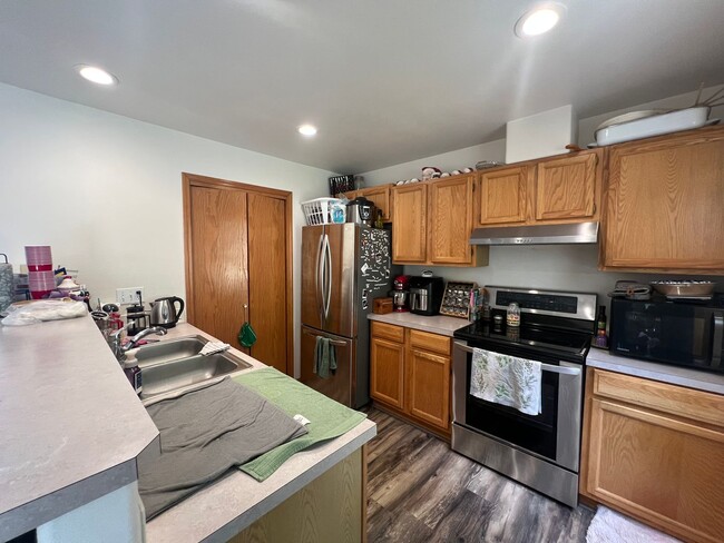 Building Photo - 3 Bed 1.5 half bath House Close to WWU and...