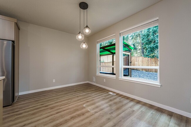 Building Photo - Spacious 4BR Modern Retreat and Luxury Liv...