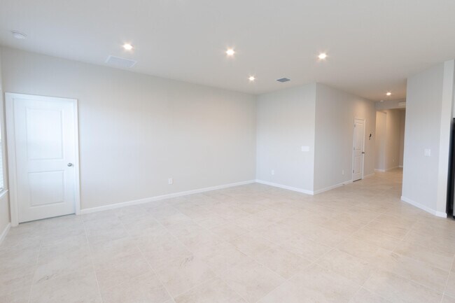 Building Photo - 4389 Lago Cir