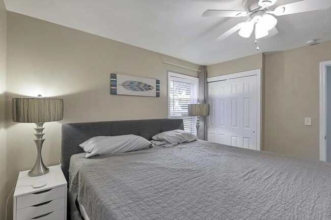 Building Photo - 455 Lakeview Dr