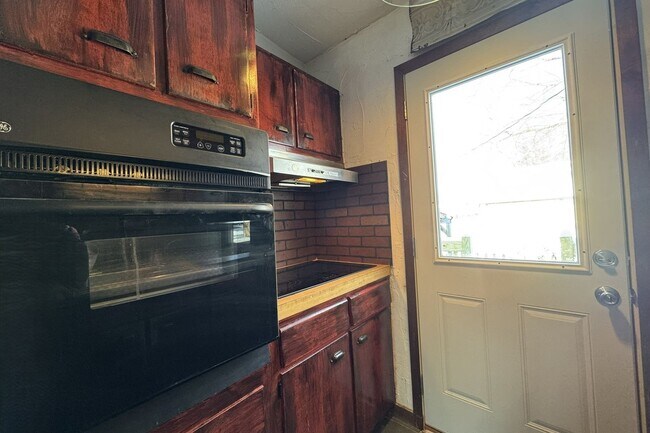 Building Photo - Central Ames Home Available Now