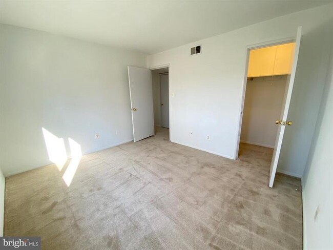 Building Photo - Spacious top-floor garden condo with updat...