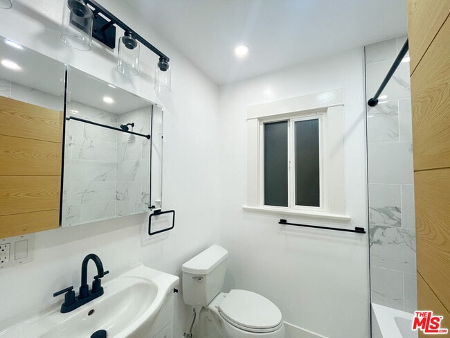 Building Photo - 2414 Effie St