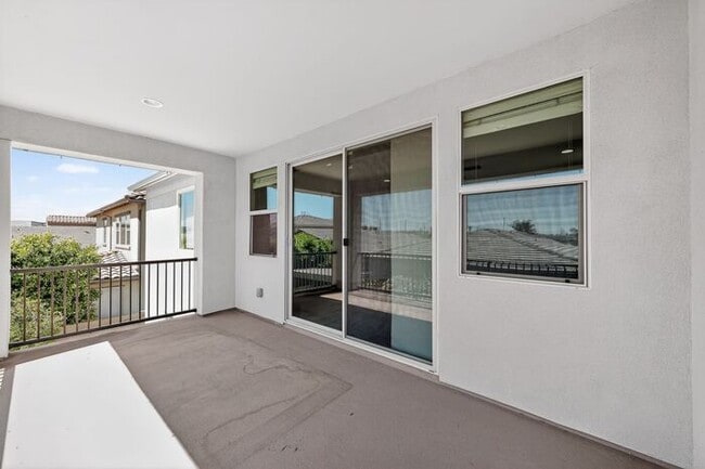 Building Photo - Stunning 5 Bed/5Bath Home in Gated Community – Over 3,100 SqFt of Modern Living -New Carpet throu...