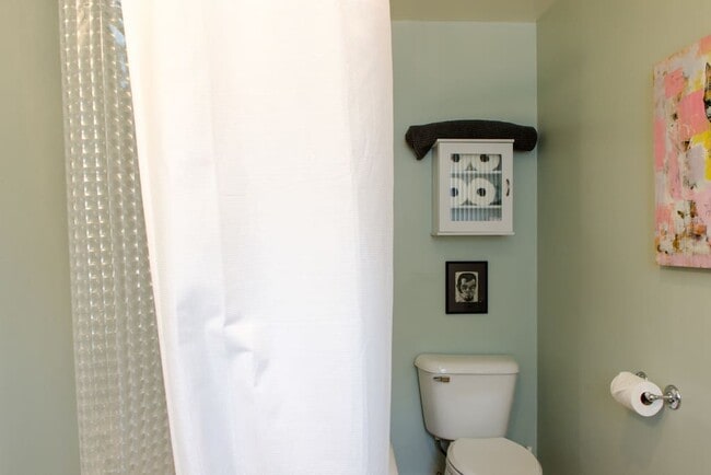 Building Photo - 1523 SE Ankeny St