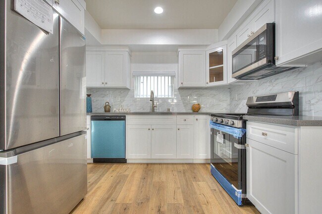 Building Photo - Luxury 2 & 4 Bed Townhomes in NoHo!