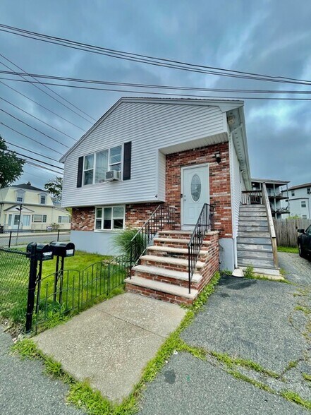 Primary Photo - 4 Grand Ave