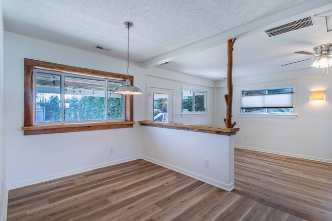 Building Photo - Close to Hike/Bike Path