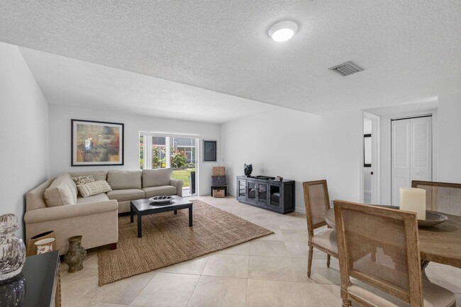 Building Photo - 18081 SE Country Club Dr