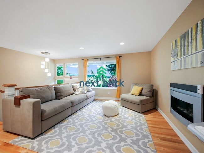 Building Photo - 3 bed + den and 3 Baths Private Single-fam...