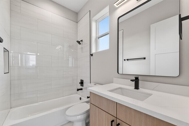 Building Photo - 2511 N MacGregor Way