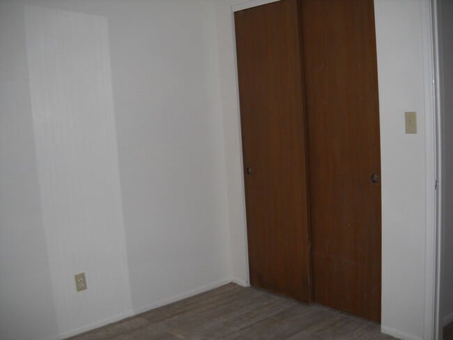 Building Photo - Cute floor level apt