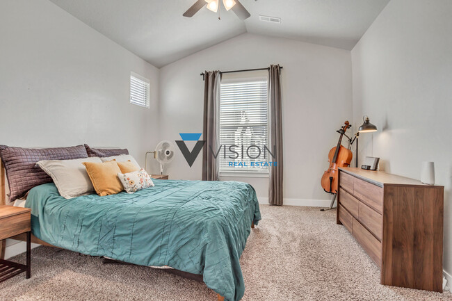 Building Photo - 73 W Silver Springs Dr