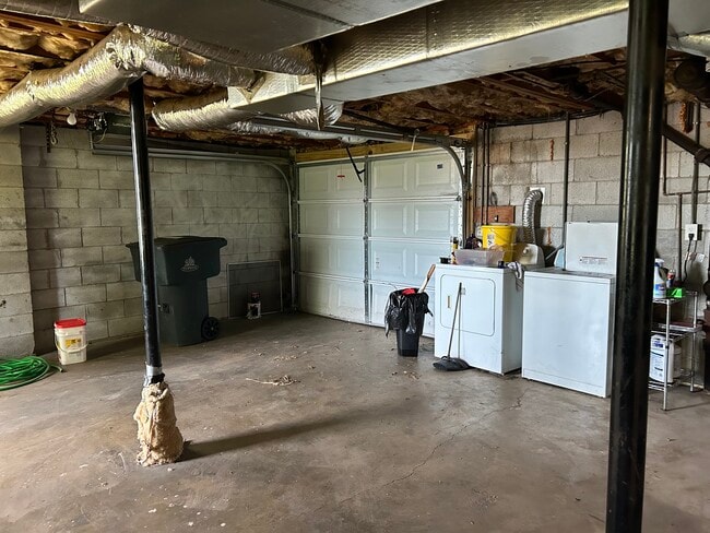 Large garage - 229 Riverside Dr