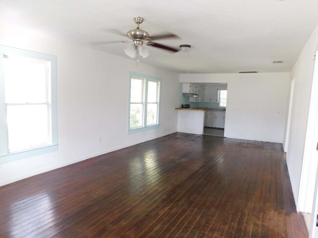 Building Photo - 203 S Pasco Ave