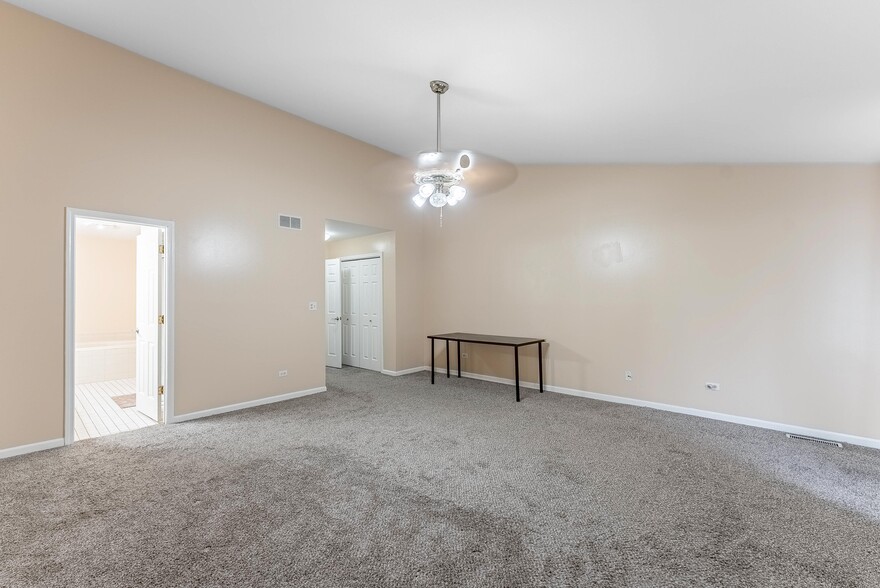 Building Photo - 305 Creekside Dr