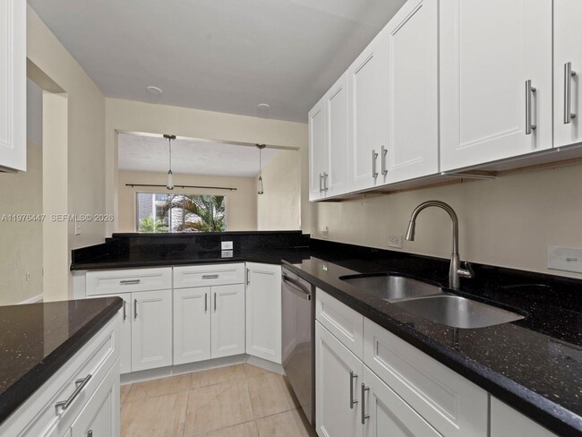 Building Photo - 6900 N Kendall Dr