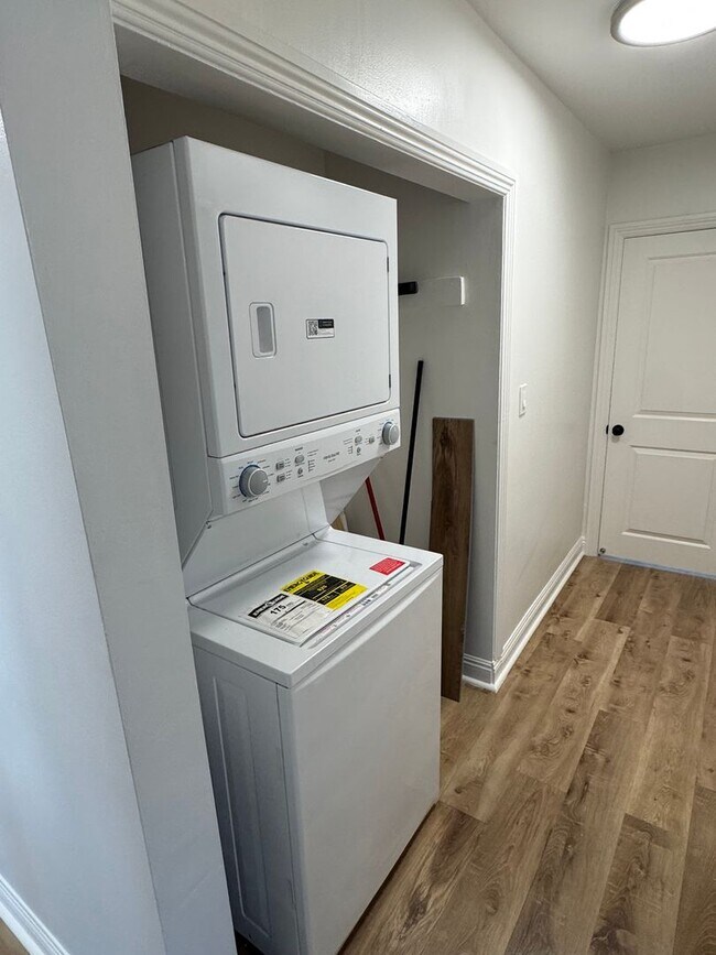 Building Photo - !! MOVE-IN SPECIAL !!  Bright Carson Front House Duplex with Modern Finishes