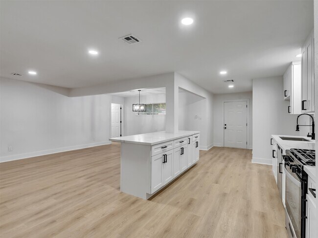 Building Photo - 6026 Diamond Ct