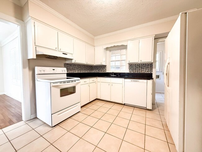 Building Photo - 2525 Camille Dr