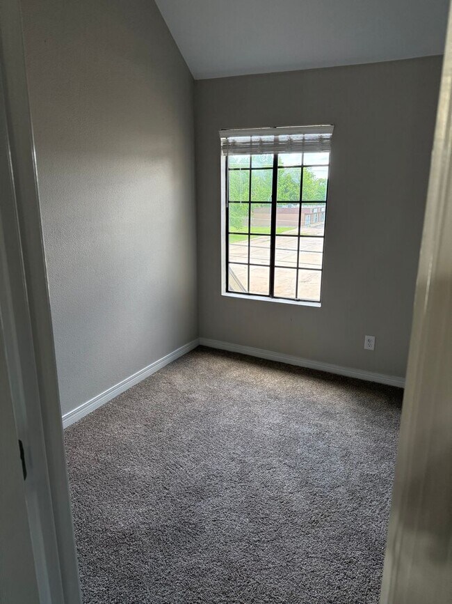 Building Photo - Newly Remodeled 1 Bedroom 1 Bathroom