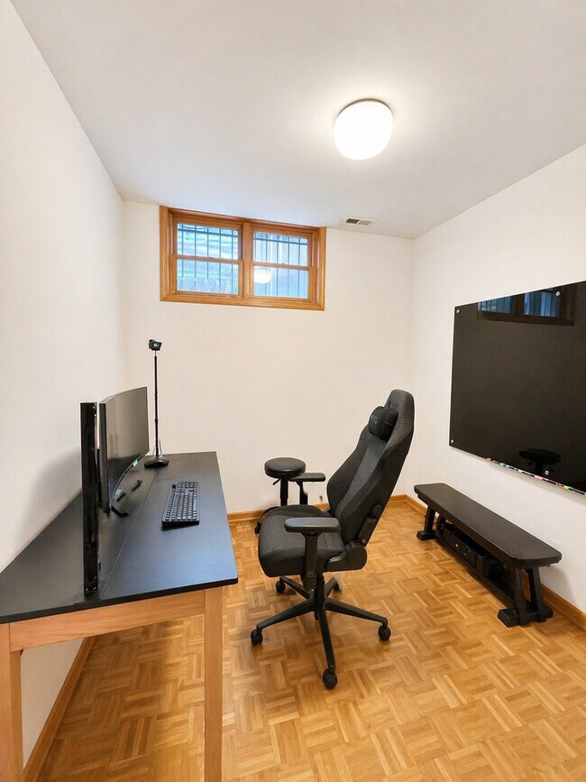 Building Photo - 4237 N Kenmore Ave