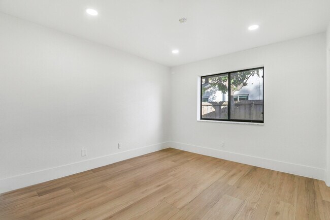 Building Photo - 1009 Alamanda Dr