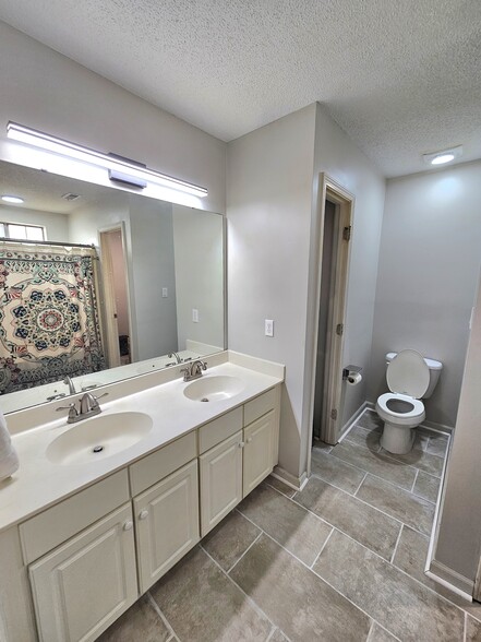 Master bathroom - 10430 Brawley Ln