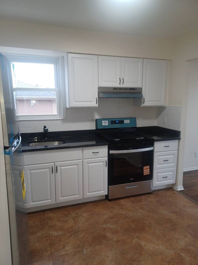 Building Photo - 103-0-103102 102nd St