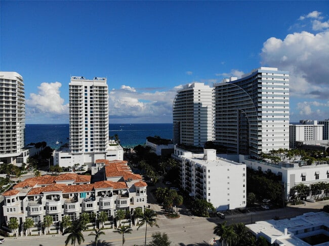 Building Photo - 3000 Riomar St