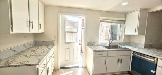 Building Photo - Gorgeous Remodeled 3bed 3bath 2 car garage...
