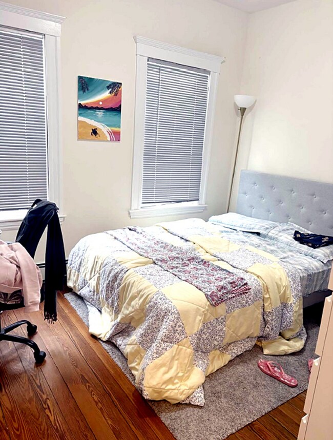 Building Photo - Spacious 4 Bed - Close to Tufts University - Natural Light