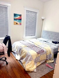 Building Photo - Spacious 4 Bed - Close to Tufts University - Natural Light