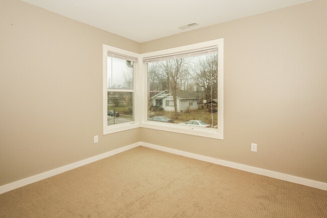 Building Photo - Beautiful Townhouse Close to Downtown Indy...