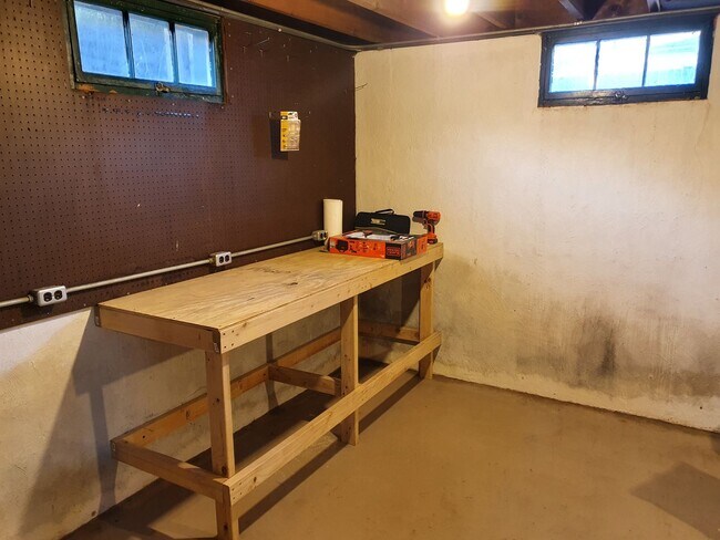 Building Photo - Great NE location 3 bedroom 1 bath, 1 stal...