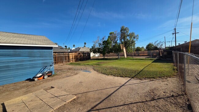 Building Photo - 310 W 10th St