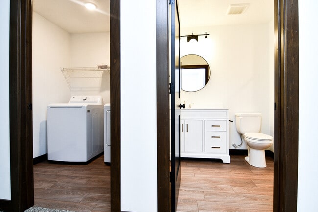 Building Photo - 735 Hoffman Rd