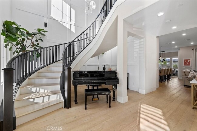 Building Photo - 70 Ray