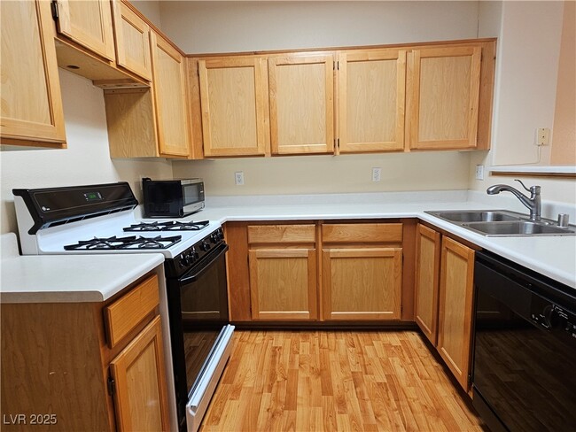 Building Photo - 6521 Hillside Brook Ave